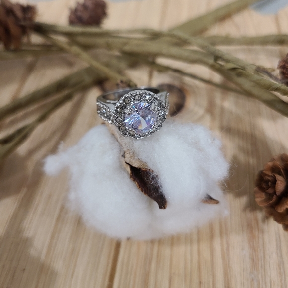 🎉🎉NEW🎉🎉LUXURIOUS!! Round CZ Ring in SILVER Plating - Picture 7 of 16